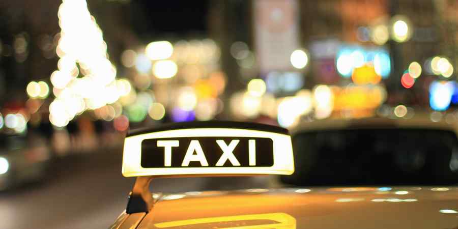 Taximetriști din zona aeroporturilor, amendați