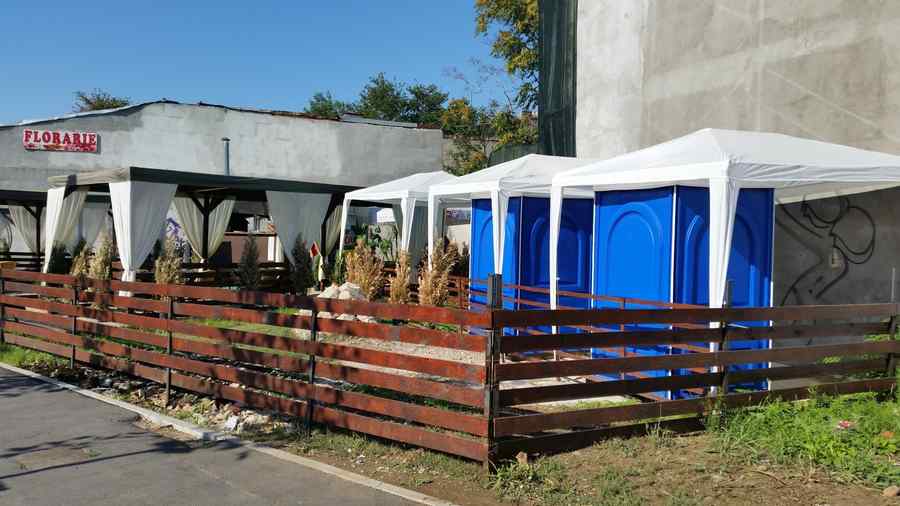 O terasă nouă pe Buzești, cu o rezolvare „excentrică” pentru toaletă (foto)