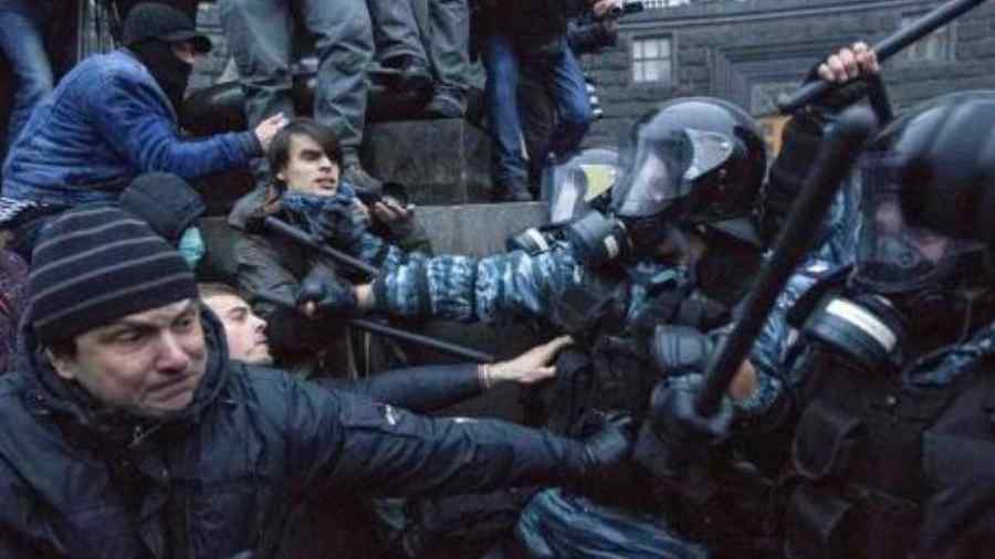 Violențe la Kiev: Circa o sută de polițiști răniți