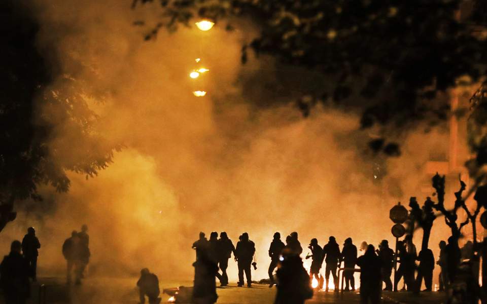 Confruntări violente în Grecia