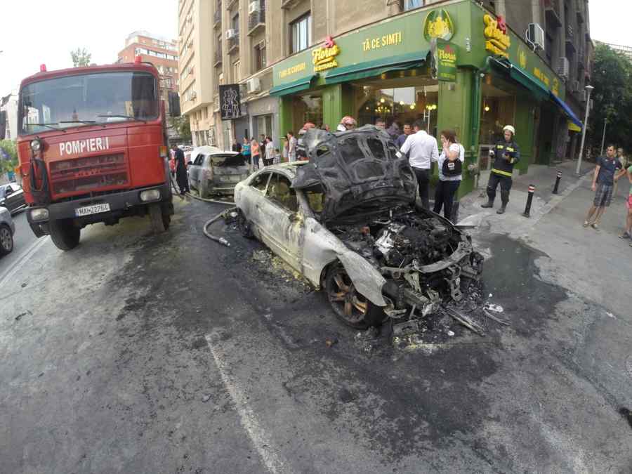 Trei maşini au ars în centrul Capitalei (video)