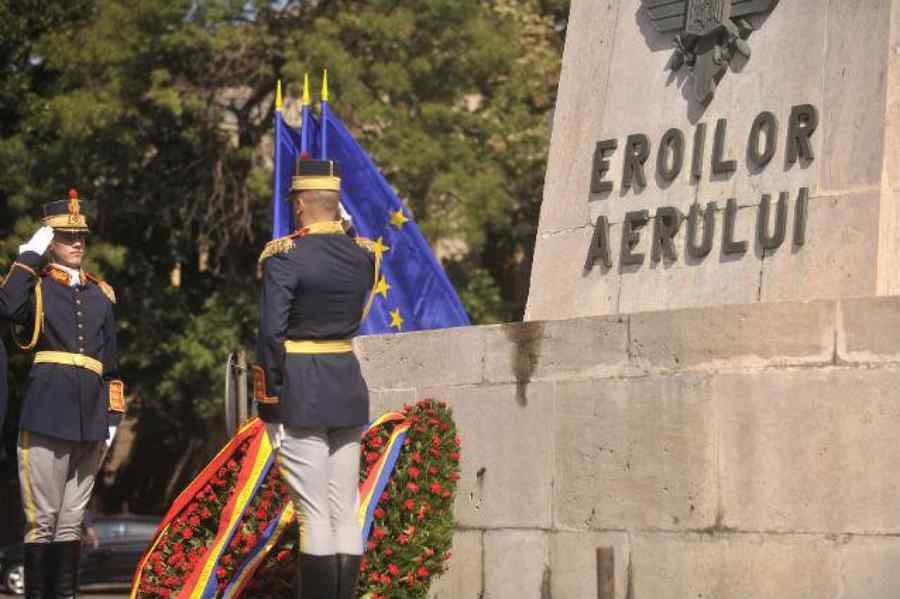 Ceremonie la Monumentul Eroilor Aerului din București