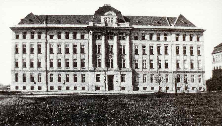 Singura facultate de medicină care s-a născut pe timp de război împlineşte 70 de ani