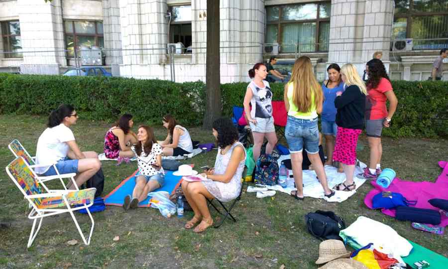 Fani ai lui Robbie Williams au luat cu asalt Piața Constituției de la primele ore