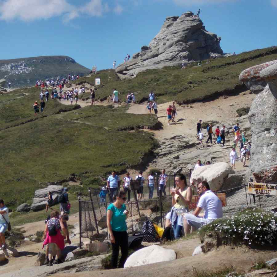 Invazie de turişti în Bucegi (foto)