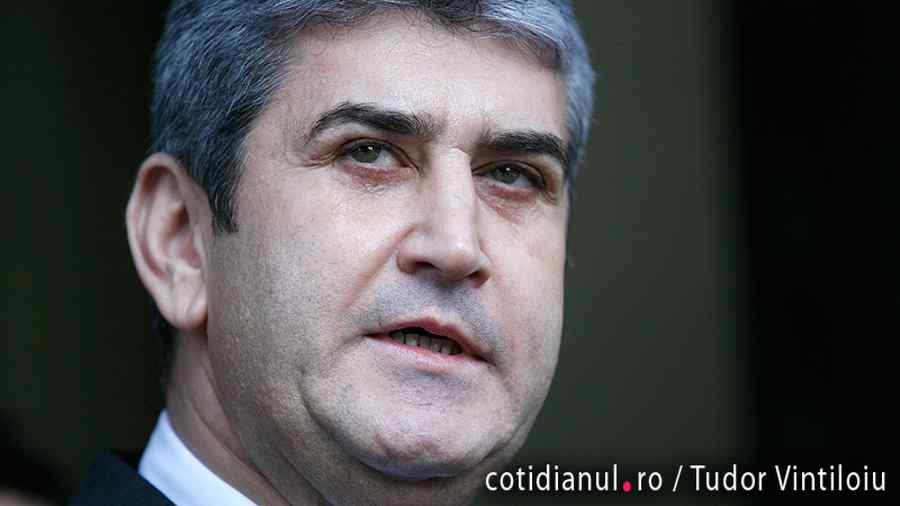 Gabriel Oprea îl lasă în offside pe premier