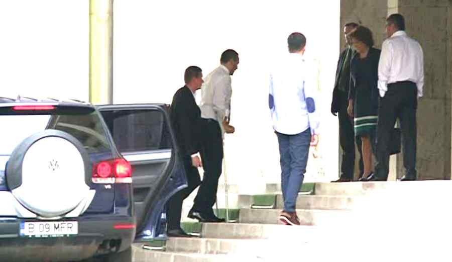 Ponta s-a întors în țară, în cârje și cu barbă (video)