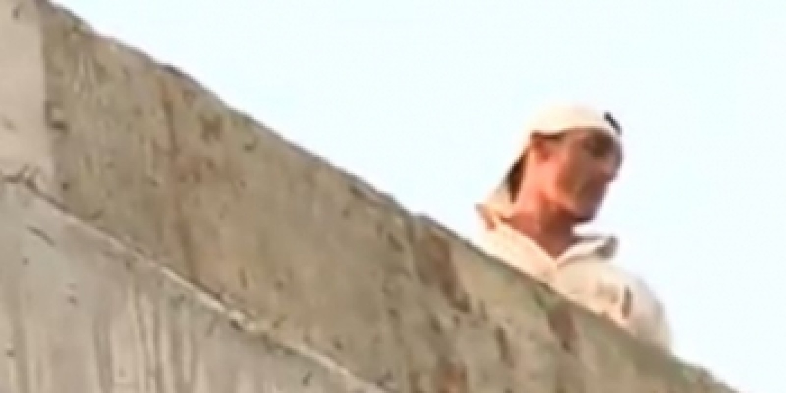S-a urcat pe un bloc și amenință că se aruncă (Video)