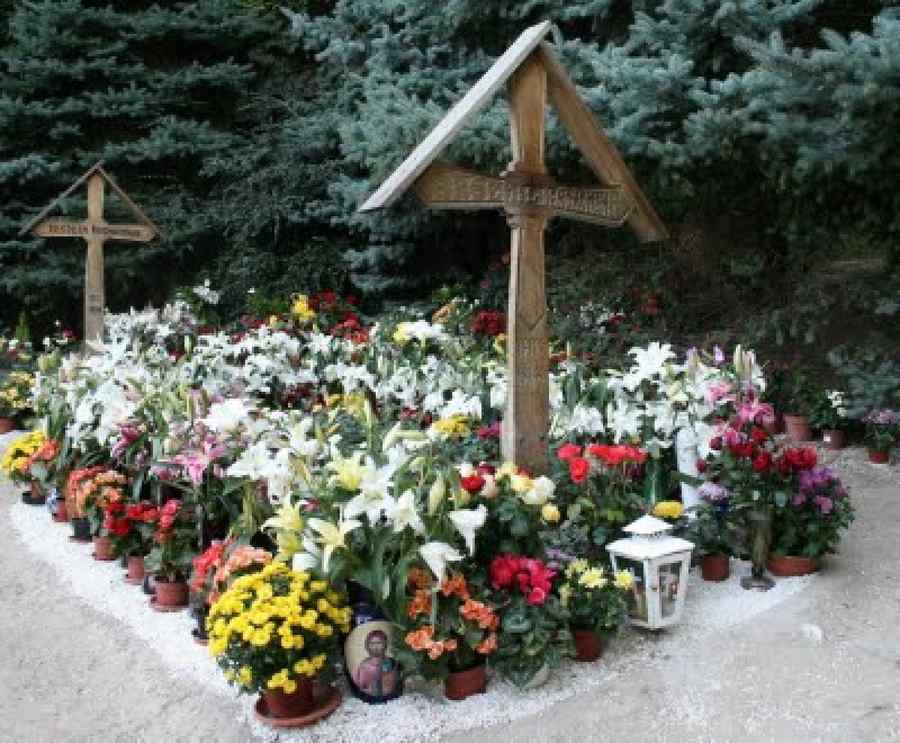 Șocant: Mormântul părintelui Arsenie Boca, profanat
