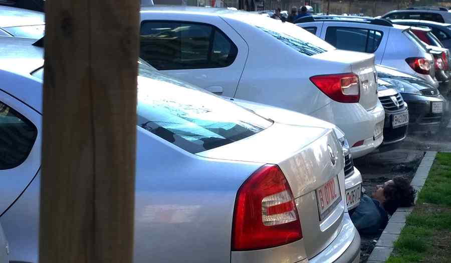 Amenzi pentru bucureștenii care scot la vânzare mașinile pe trotuar