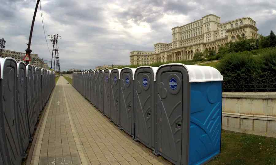 Palatul Parlamentului, flancat de toalete ecologice