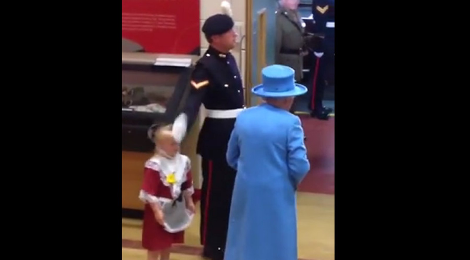 Fetiţă lovită în faţa Reginei Angliei