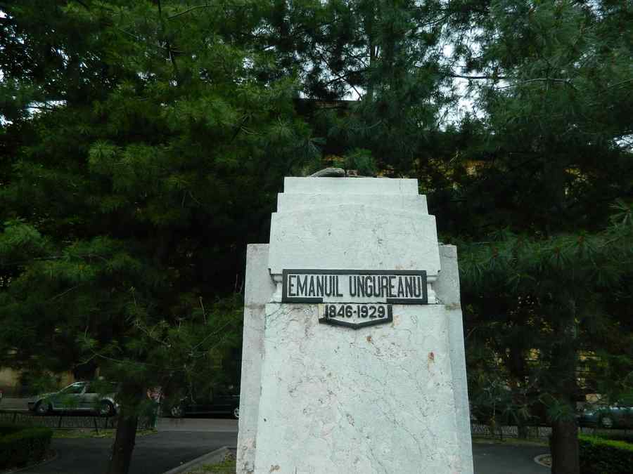 Robu scrie cântece, ţiganii îi fură statuile din oraş