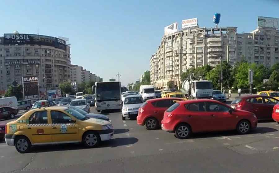 Cum din nesimțire se blochează intersecția Unirii (Video)