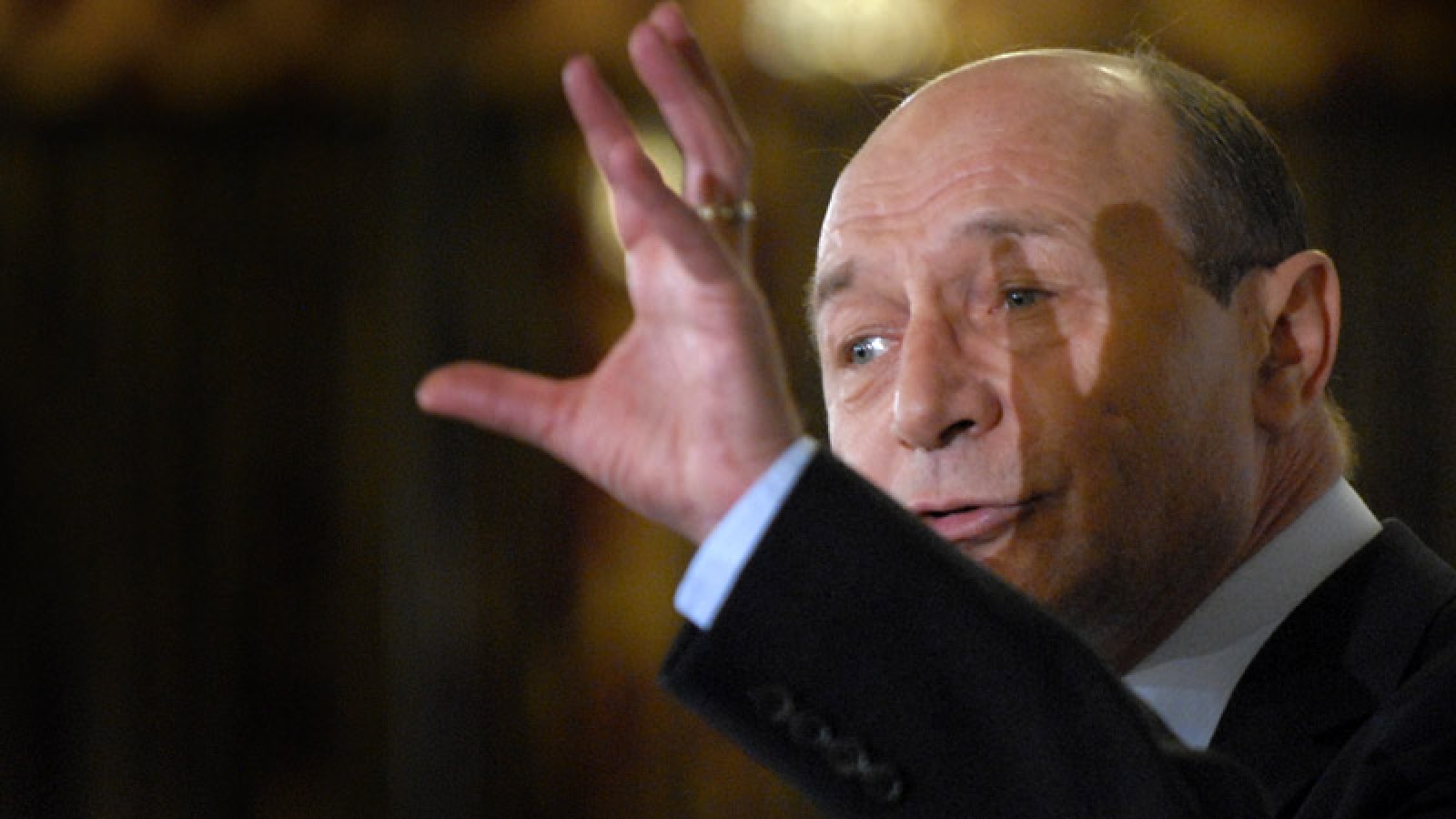 Traian Băsescu: Opriți-vă, imbecililor!