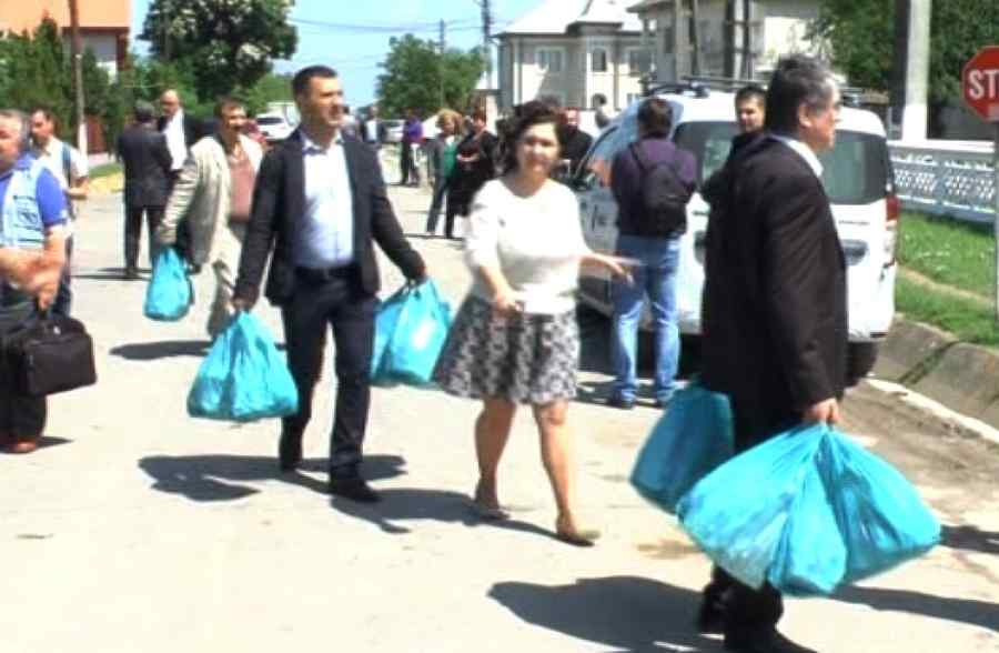 Calculatoare şi cărţi pentru copiii din Brâncoveni