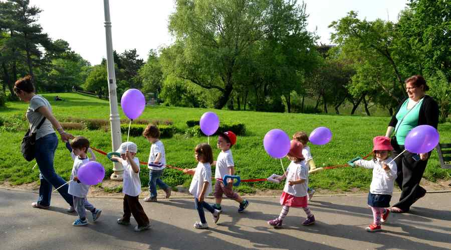 Grupa mică, la pas prin parc