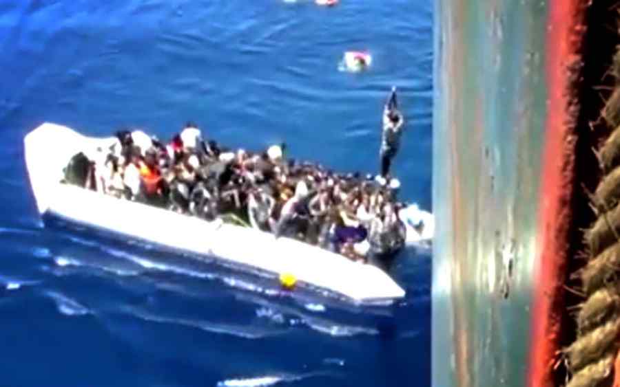 Imagini tragice: Lupta pentru viață a unor emigranți aflați într-o barcă în derivă