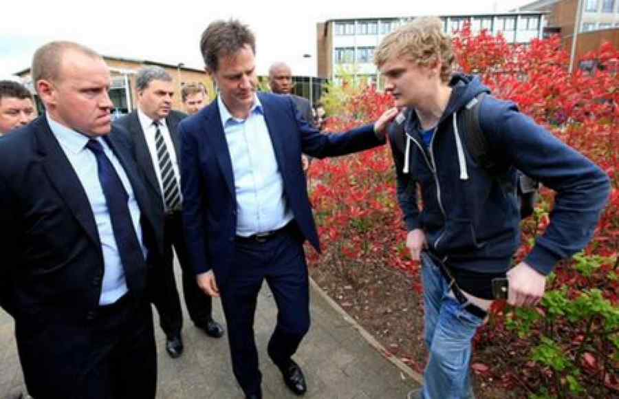 Incident stânjenitor pentru vicepremierul britanic (Video)