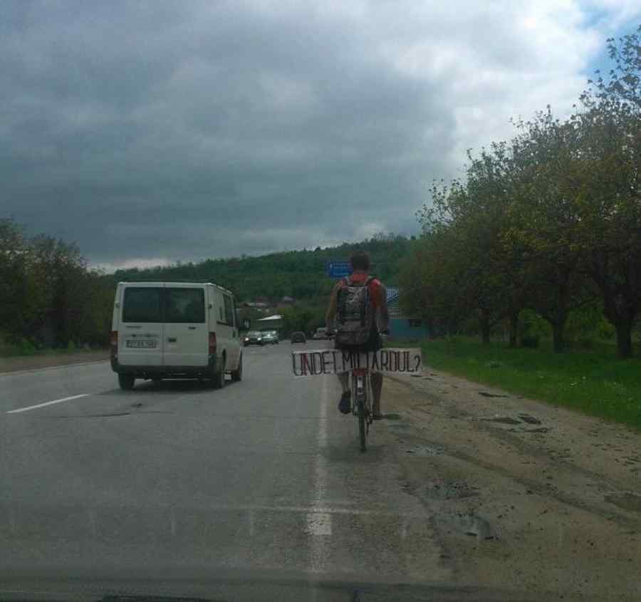 Cum își mai cer moldovenii miliardul înapoi