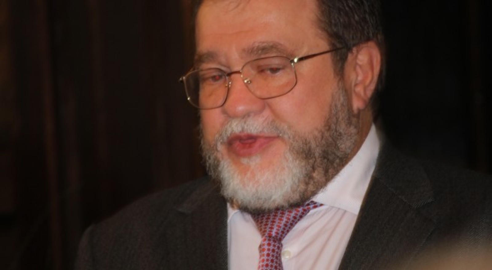 „E dureros că unele ţări rescriu istoria”