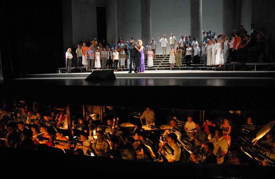 Percheziții la Opera Națională din București