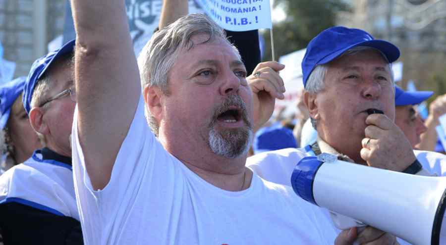 Protest al funcționarilor publici la ușa lui Ponta