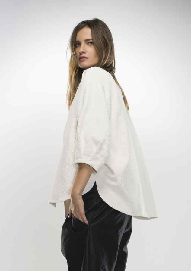 Geometrie în alb şi negru cu designerul Adelina Ivan, la „Eurovision Village”