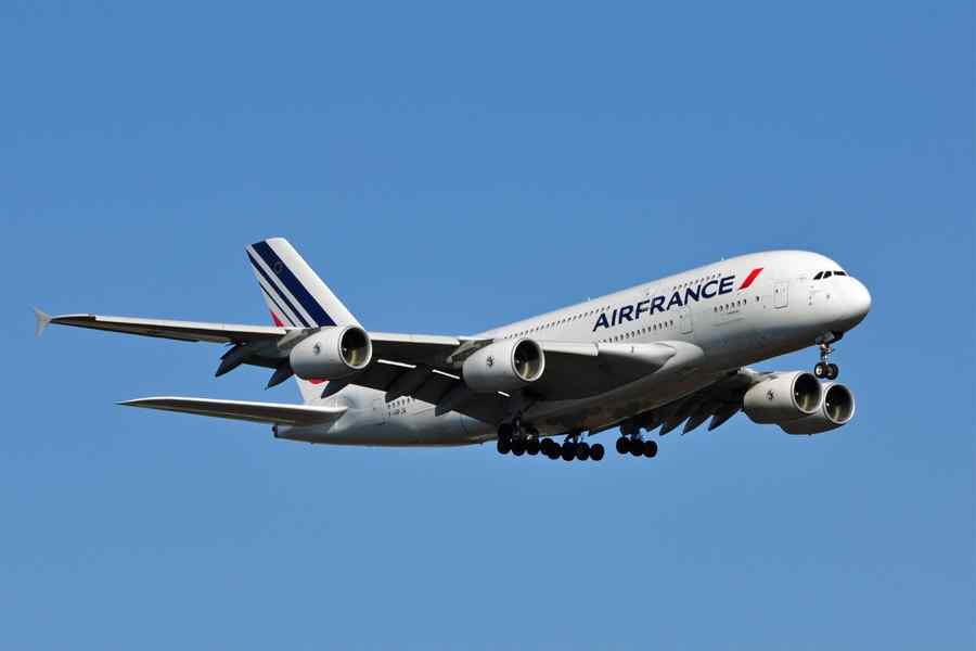 Avion al Air France, escortat de aeronave MILITARE americane