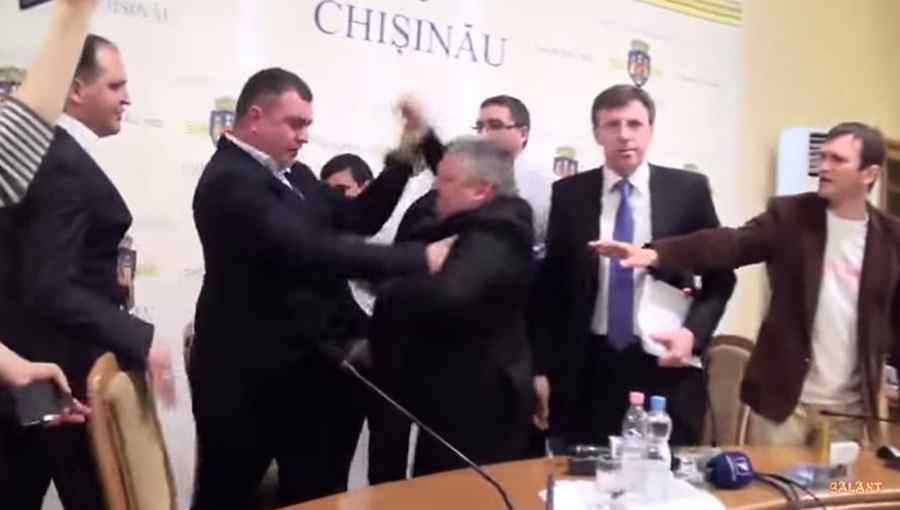 Bătaie la primăria din Chișinău