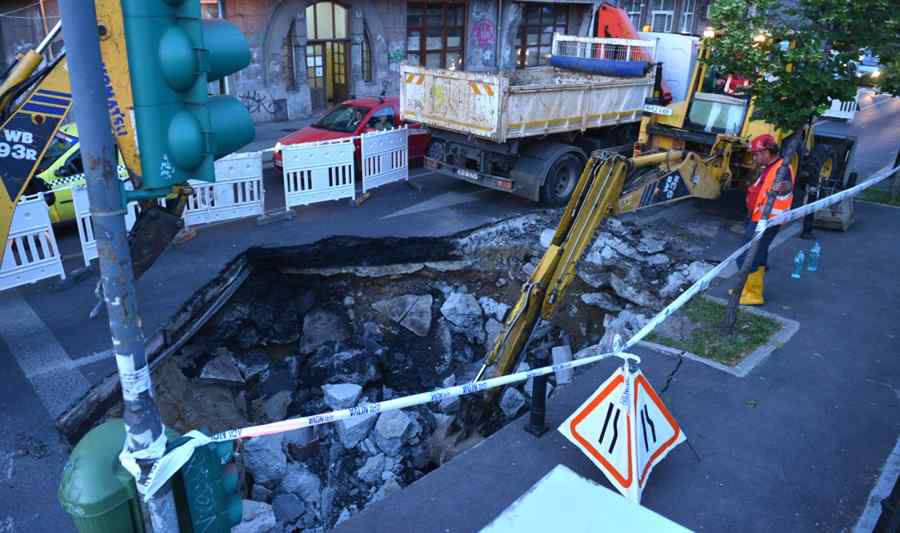 Un POD important din Capitală s-a SURPAT