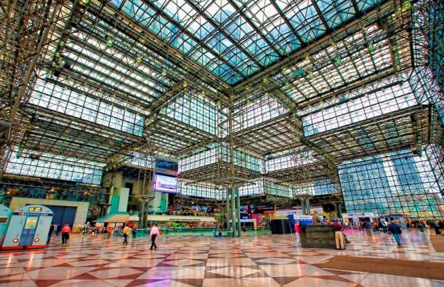 Poduri de cărţi sau despre participarea României la BookExpo America