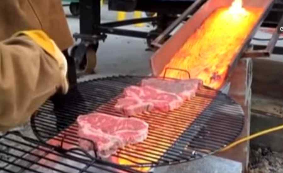 Cercetători americani făcând grătar pe lavă