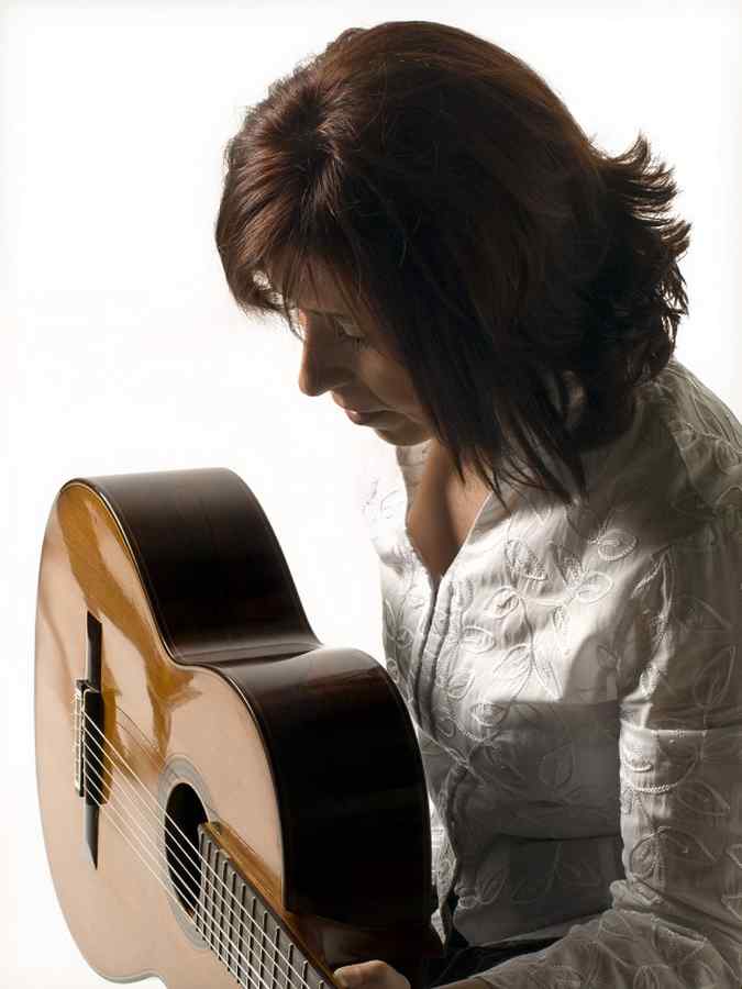 Celebra chitaristă spaniolă Margarita Escarpa, în recital la Ateneul Român