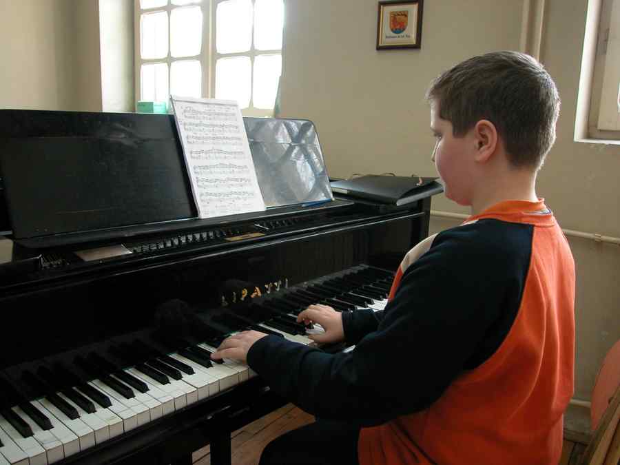 Cât plăteşte România pentru un copil, un absolvent şomer şi un deţinut