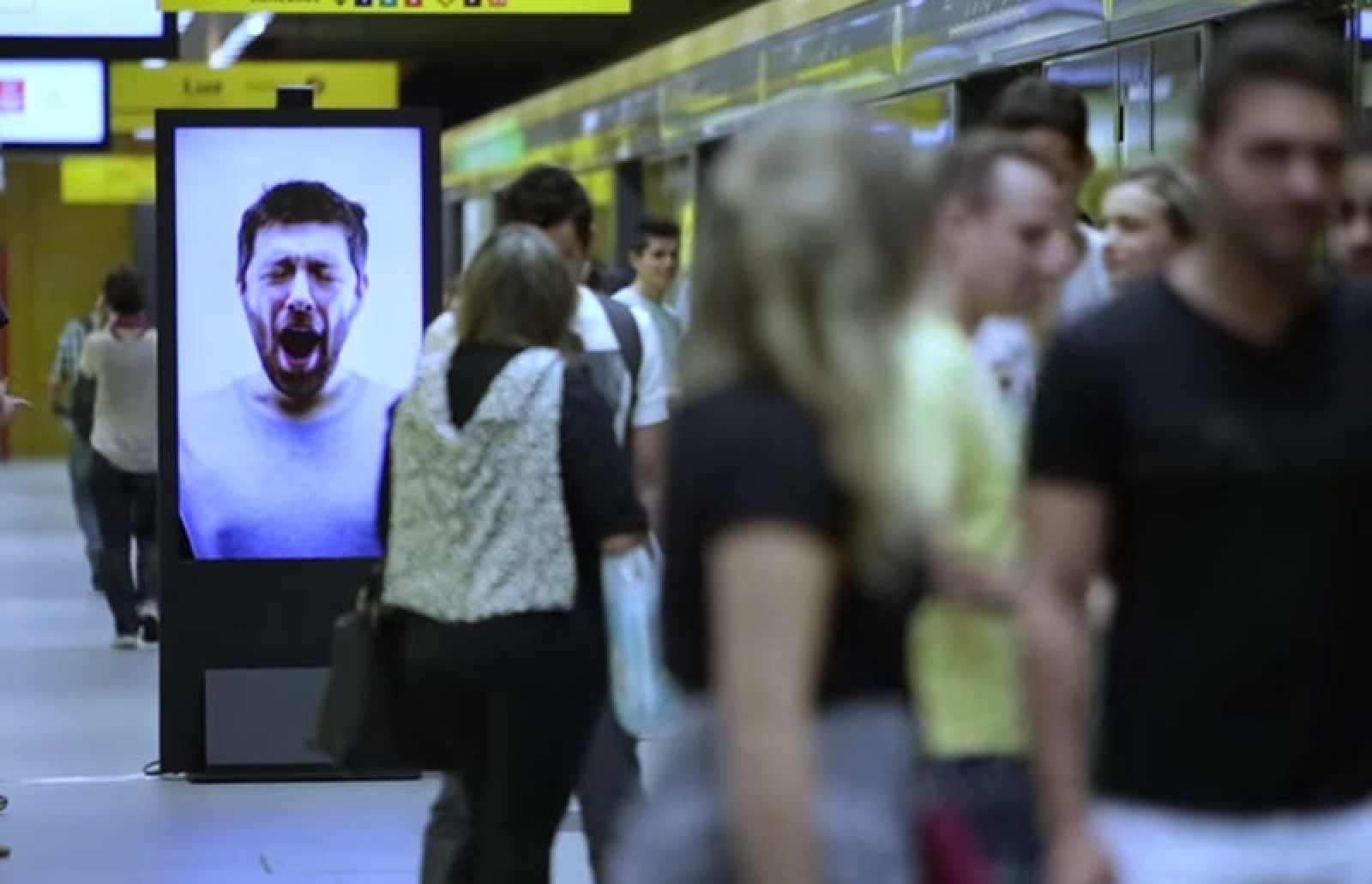 Panoul publicitar care te face să caști