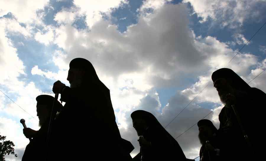 (VIDEO) Așa ceva! Preotul i-a atacat cu vitriol pe mitropoliți