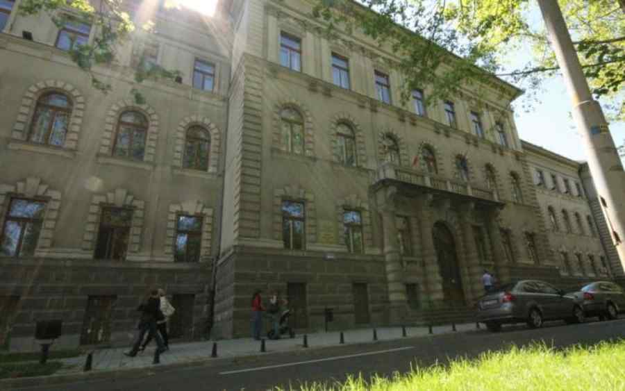 În urma bătăii, patronul firmei a rămas paralizat