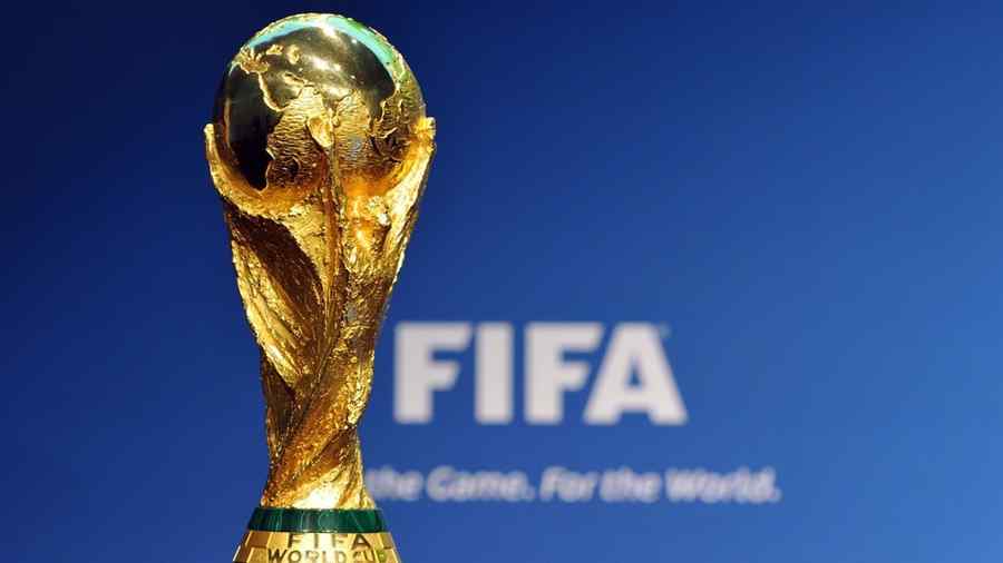 Figo s-a retras din cursa pentru președinția FIFA