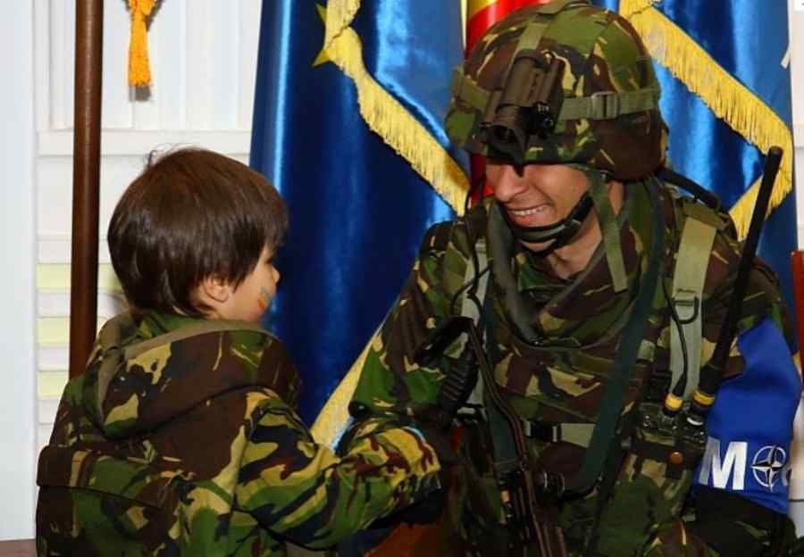 Armata cumpără uniforme de luptă, bocanci și pantofi pentru cadre