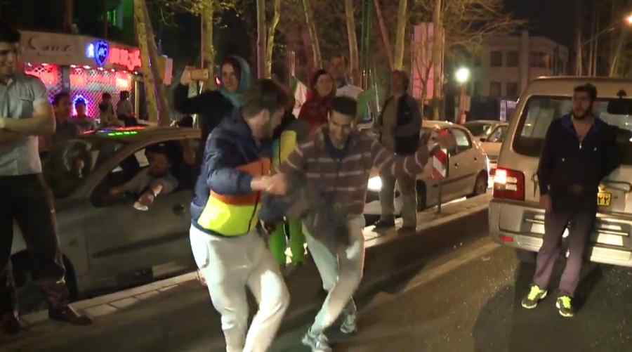 Iran: Oprirea dezvoltării armelor nucleare, sărbătorită în stradă