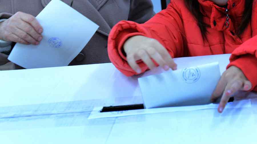 Sondaj: Doar trei partide ar mai intra în Parlament