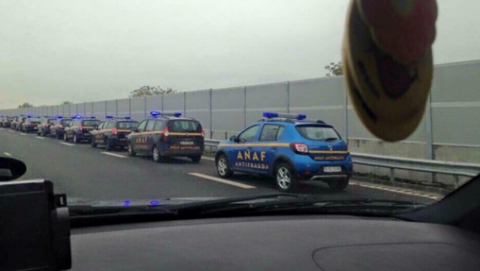 Maşinile Fiscului au blocat Autostrada Soarelui