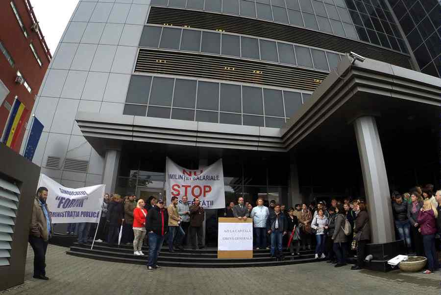 Funcţionarii din administraţia publică, în grevă