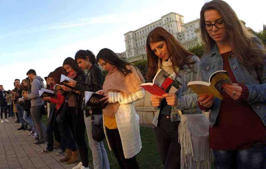 Lanţ uman în jurul Parlamentului în cinstea cărţii