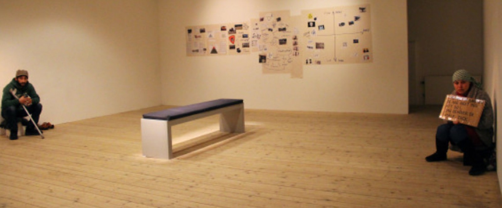 Polemici mari stârnite de expoziţia cu doi romi români „obiecte de artă” din Suedia