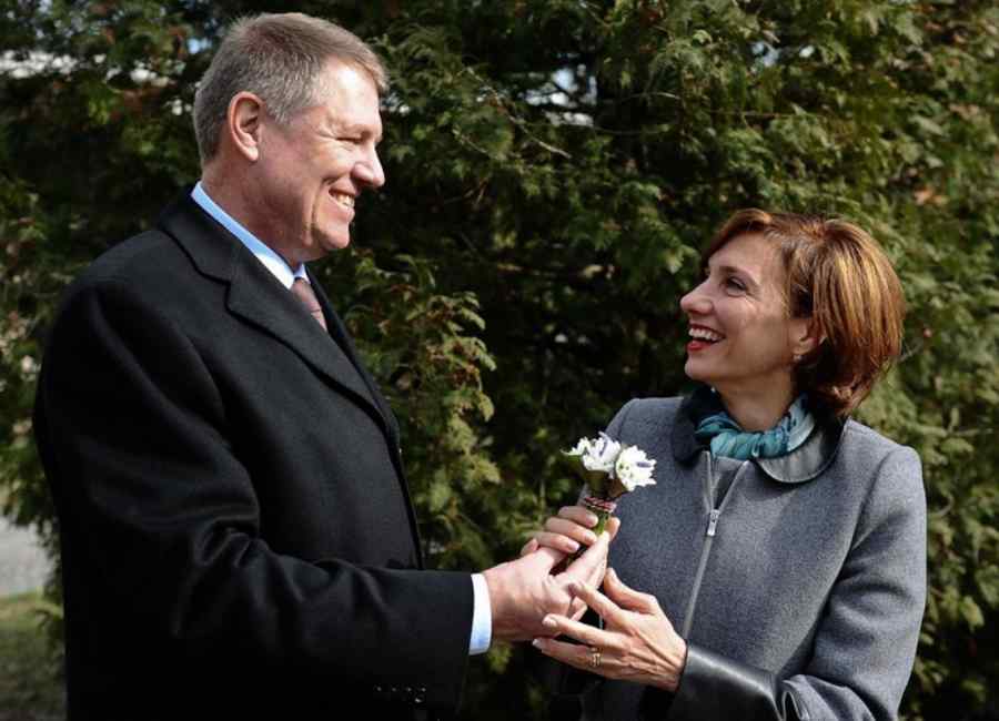 Iohannis, cel mai frumos mărţişor pentru soţie