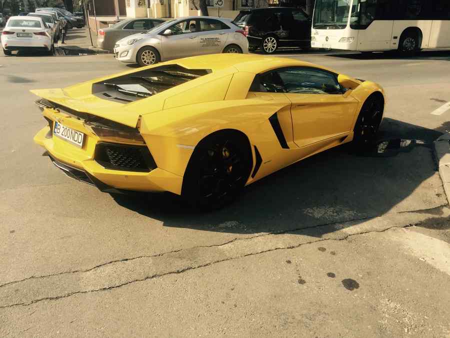 Maşină parcată aiurea pe Str. Radu Beller, în cartierul Dorobanţi