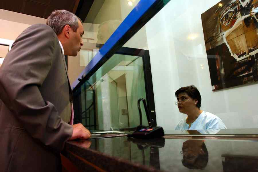 Băncile, obligate să dea clientului contractul de credit acasă pentru a-l studia