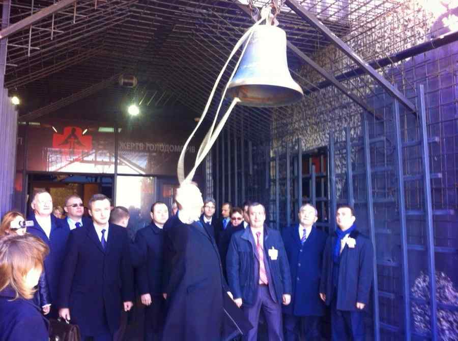 Klaus Iohannis a tras clopotul la monumentul victimelor marii foamete din Ucraina